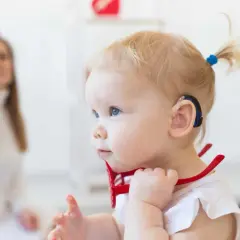 Czy dzieci niesłyszące gaworzą? Odkryj różnice w rozwoju mowy