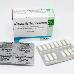 Opakowanie i blistry leku Duspatalin retard 200 mg, kapsułki o przedłużonym uwalnianiu.