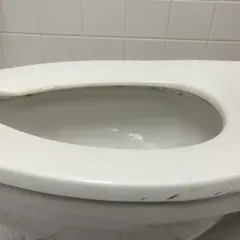 Dlaczego deska sedesowa dla niepełnosprawnych ma przerwę i jak to pomaga?