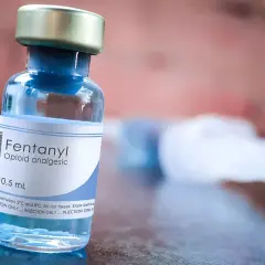 Fiolka z fentanyl, silnym lekiem przeciwbólowym. Fentanyl co to? To opioidowy analgetyk, stosowany w medycynie.