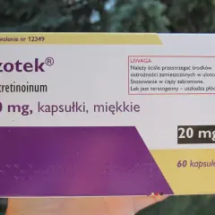 Opakowanie leku Izotek z izotretynoiną, 20 mg, 60 kapsułek. Uwaga: lek teratogenny, stosowanie w ciąży zabronione.