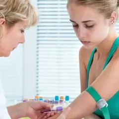 Lekarka pobiera krew od pacjentki do badań, które mogą pomóc zdiagnozować zespół antyfosfolipidowy.