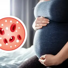 Ciężarna kobieta z podwyższonymi leukocytami. Obraz przedstawia krwinki czerwone i białe, sugerując stan zapalny.