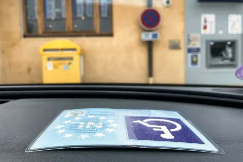 Gdzie załatwić kartę parkingową dla niepełnosprawnych - krok po kroku