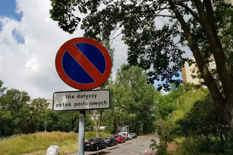 Jakie znaki drogowe nie obowiązują niepełnosprawnych – poznaj swoje prawa