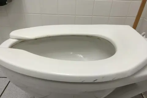 Dlaczego deska sedesowa dla niepełnosprawnych ma przerwę i jak to pomaga?