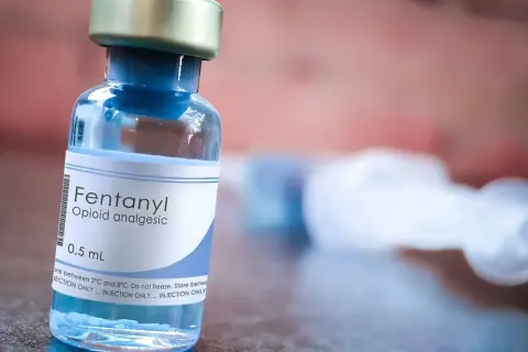 Fiolka z fentanyl, silnym lekiem przeciwbólowym. Fentanyl co to? To opioidowy analgetyk, stosowany w medycynie.