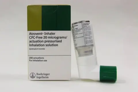 Opakowanie i inhalator Atrovent, lek na receptę, zawierają 200 dawek ipratropium bromku.