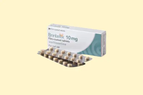 Opakowanie i blistry z tabletkami Brintellix 10 mg, leku zawierającego vortioxetynę, przeznaczonego do stosowania doustnego.