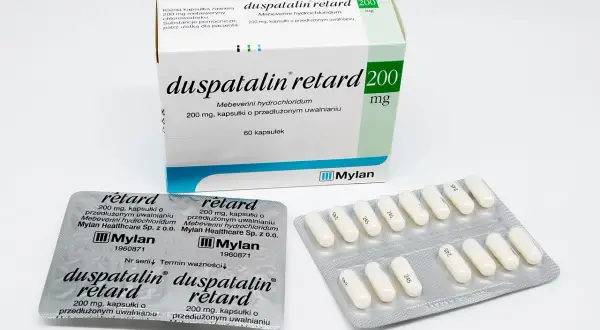 Opakowanie i blistry leku Duspatalin retard 200 mg, kapsułki o przedłużonym uwalnianiu.