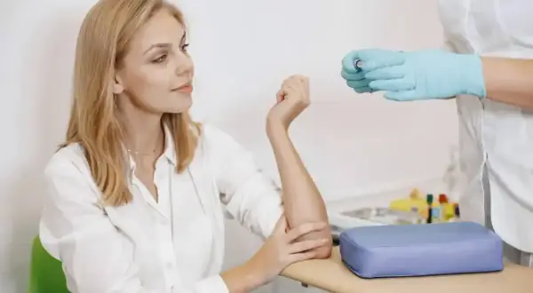 Kobieta przygotowuje się do pobrania krwi. Czy badanie kreatyniny na czczo jest konieczne?