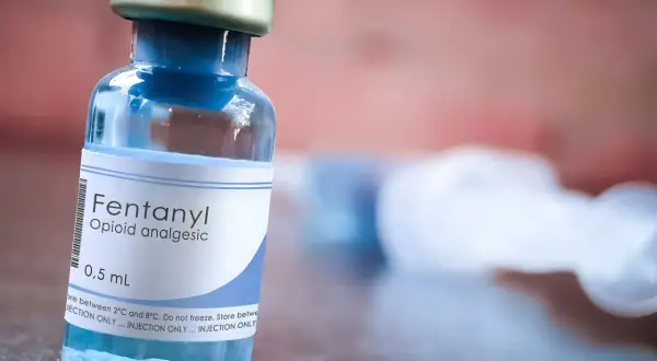 Fiolka z fentanyl, silnym lekiem przeciwbólowym. Fentanyl co to? To opioidowy analgetyk, stosowany w medycynie.