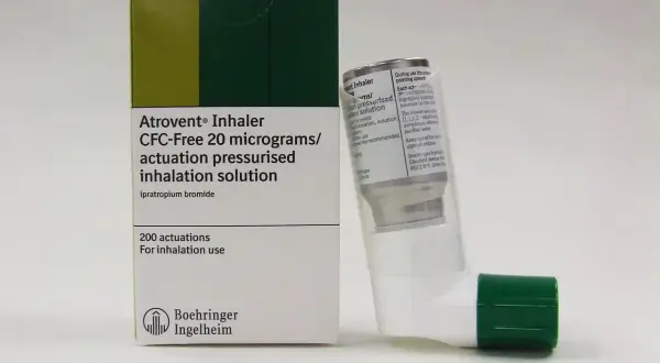 Opakowanie i inhalator Atrovent, lek na receptę, zawierają 200 dawek ipratropium bromku.
