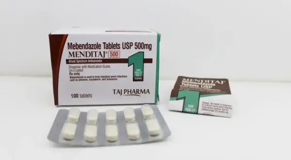 Menditaj 500mg, czyli mebendazol, to lek na co? Na pasożyty jelitowe, takie jak owsiki, glisty i tęgoryjce. Opakowanie zawiera 100 tabletek.
