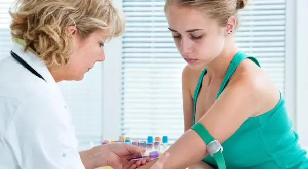 Lekarka pobiera krew od pacjentki do badań, które mogą pomóc zdiagnozować zespół antyfosfolipidowy.