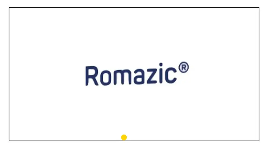 Niebieski napis Romazic® na białym tle. Mała żółta kropka pod napisem.