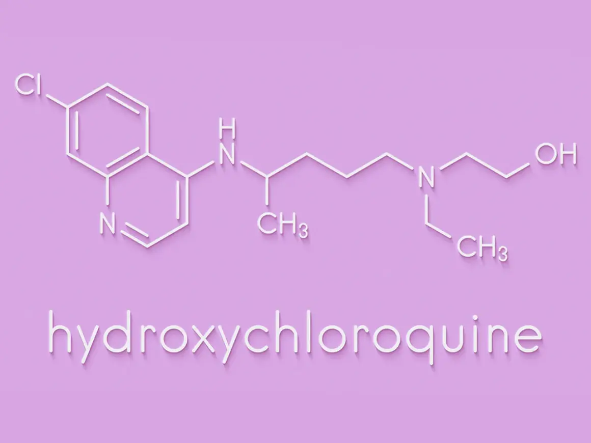 Struktura chemiczna hydroksychlorochiny, leku znanego z zastosowania w leczeniu malarii i chorób autoimmunologicznych.
