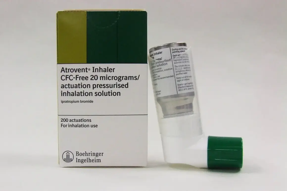 Opakowanie i inhalator Atrovent, lek na receptę, zawierają 200 dawek ipratropium bromku.