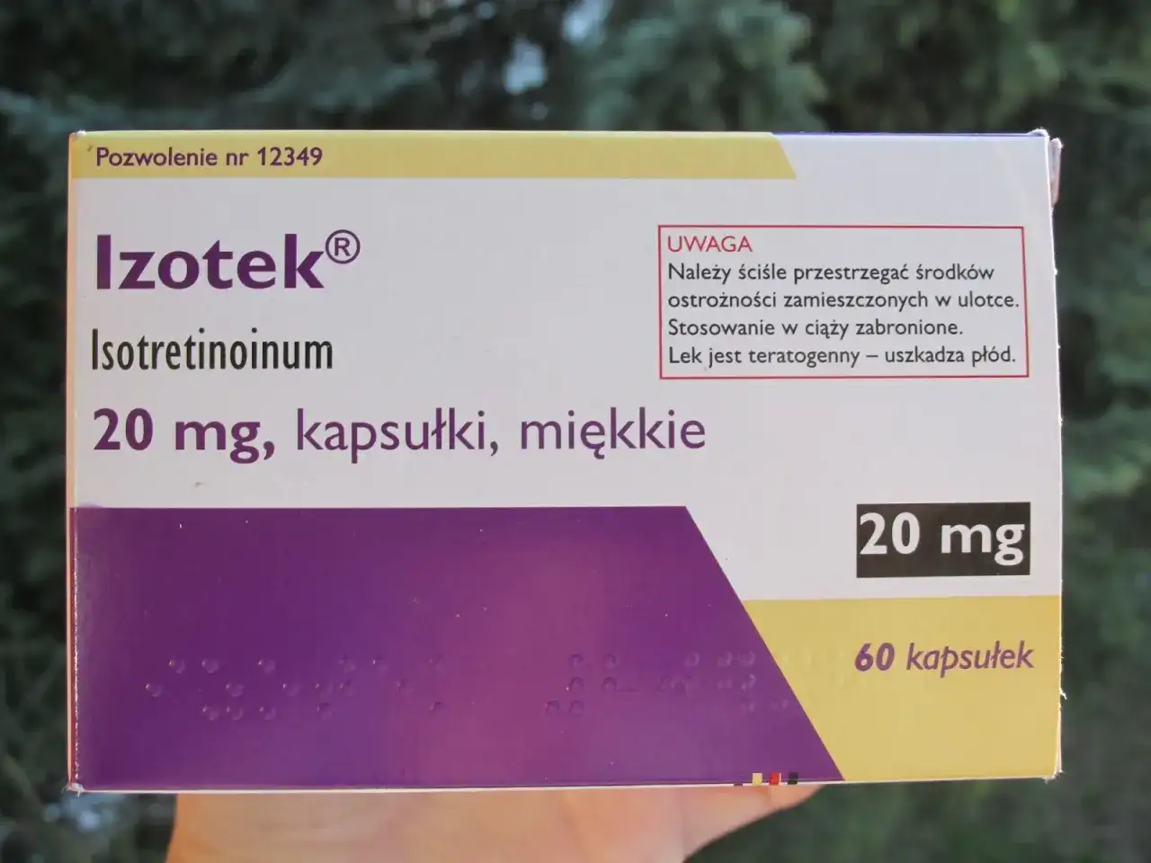 Izotretynoina na trądzik - kuracja, skutki uboczne i zasady