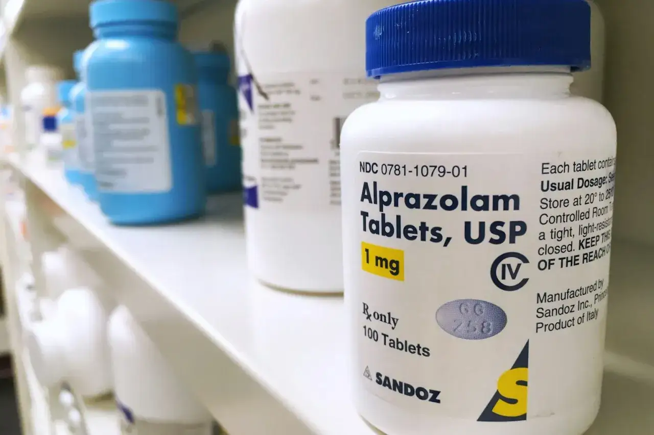 Lek Alprazolam (Xanax) na co? Tabletki 1 mg Sandoz, 100 sztuk. Wiele leków na półce aptecznej.