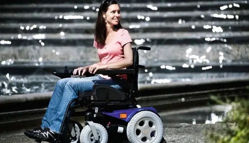 Zdjęcie Czy wózek inwalidzki jest pojazdem? Poznaj ważne przepisy i zasady