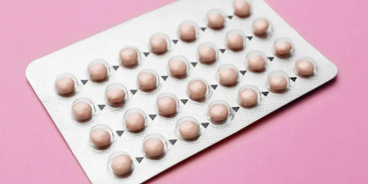 Blister opakowania tabletek antykoncepcyjnych. Każda tabletka, zapewniająca orlifique, jest zamknięta w przezroczystej komorze.