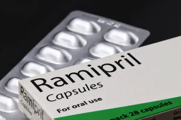 Opakowanie leku Ramipril Capsules, zawierające 28 kapsułek. Obok leży blister z lekami.