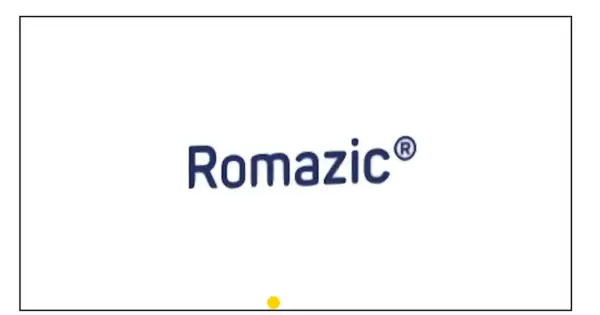 Niebieski napis Romazic® na białym tle. Mała żółta kropka pod napisem.