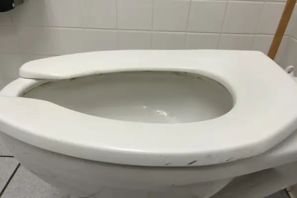 Dlaczego deska sedesowa dla niepełnosprawnych ma przerwę i jak to pomaga?