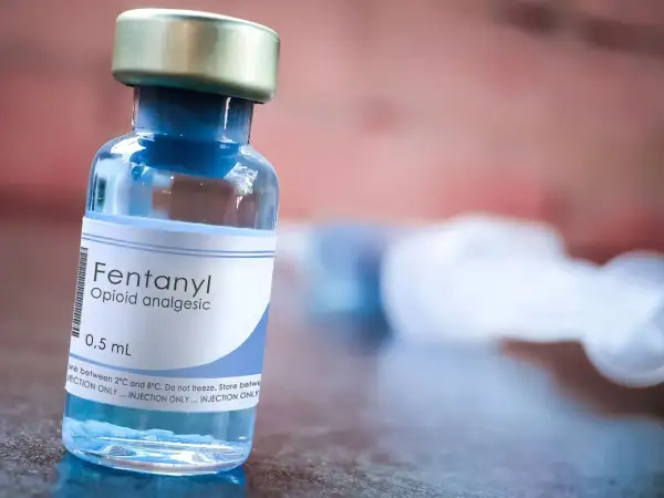 Fiolka z fentanyl, silnym lekiem przeciwbólowym. Fentanyl co to? To opioidowy analgetyk, stosowany w medycynie.