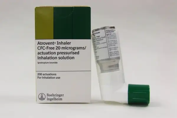 Opakowanie i inhalator Atrovent, lek na receptę, zawierają 200 dawek ipratropium bromku.