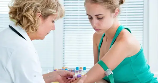 Lekarka pobiera krew od pacjentki do badań, które mogą pomóc zdiagnozować zespół antyfosfolipidowy.
